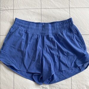 Lululemon Hotty Hot Low-Rise Lined Short 4” in size 6